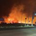 Los bomberos hicieron progreso y recibieron ayuda del tiempo en su lucha contra los incendios forestales en una amplia extensión de terreno.