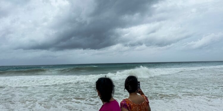 Beryl toca tierra como poderoso huracán de categoría 4 en isla caribeña cerca de Granada