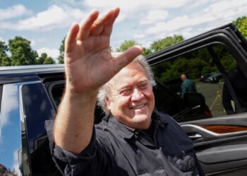 Steve Bannon, aliado de Trump, llega a prisión tras ser condenado por desacato