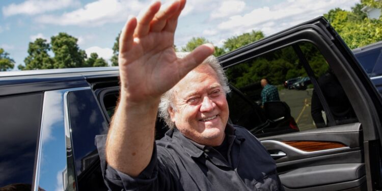 Steve Bannon, aliado de Trump, llega a prisión tras ser condenado por desacato