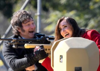 Milei desfila en tanque militar y firma pacto en día de la Independencia de Argentina