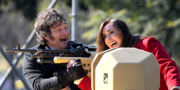 Milei desfila en tanque militar y firma pacto en día de la Independencia de Argentina