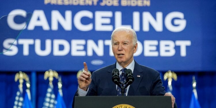 Demócratas temen que sus otros candidatos puedan perder si Biden tiene un mal desempeño