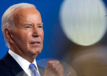 Biden promete seguir en campaña; critica «visión oscura» de Trump