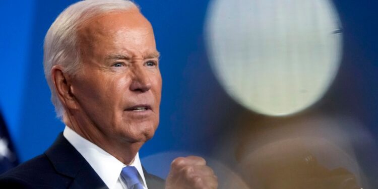 Biden promete seguir en campaña; critica «visión oscura» de Trump