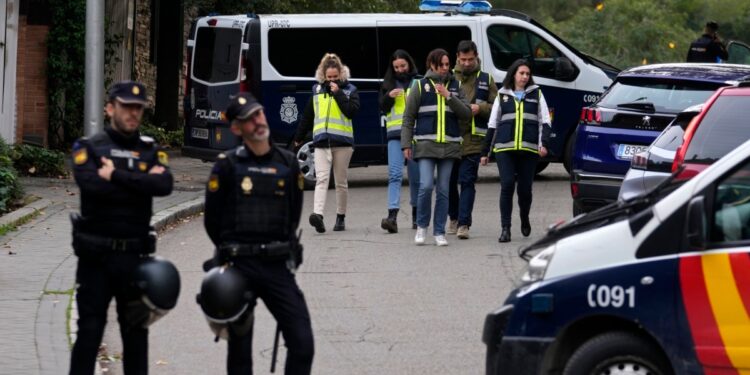 España sentencia a hombre por enviar explosivos a oficinas diplomáticas de Ucrania y EEUU