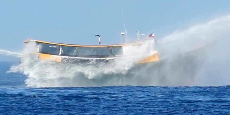 Filipinas y China acuerdan abrir una línea telefónica directa para evitar altercados en el mar