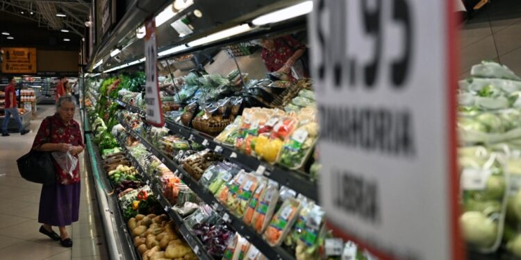 Congreso salvadoreño aprueba eliminar aranceles para alimentos de la canasta básica y otros productos