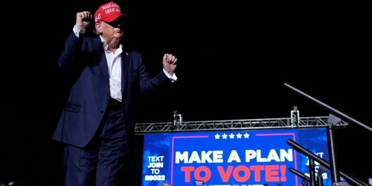 Trump se regocija de caos en torno a Biden durante acto de campaña en Florida