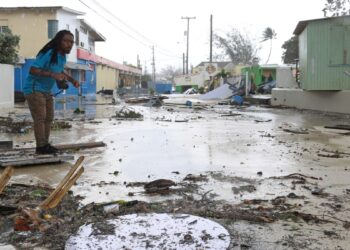 Beryl azota fuerte a islas del Caribe oriental, mantiene rumbo hacia Yucatán