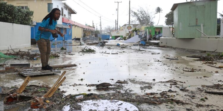 Beryl azota fuerte a islas del Caribe oriental, mantiene rumbo hacia Yucatán
