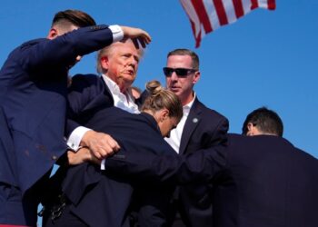 Agencias de seguridad de EEUU continúan buscando pistas para encontrar motivos por los que un pistolero atacó al expresidente Donald Trump.