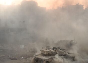 Cuerpos quedan atrapados en Gaza bajo el asalto israelí mientras mediadores presionan por una tregua