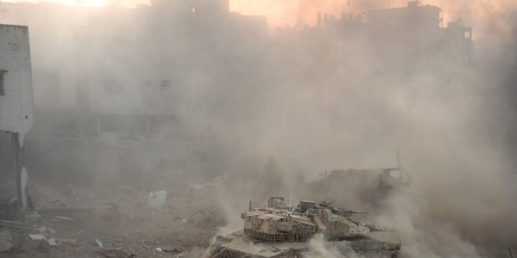 Cuerpos quedan atrapados en Gaza bajo el asalto israelí mientras mediadores presionan por una tregua