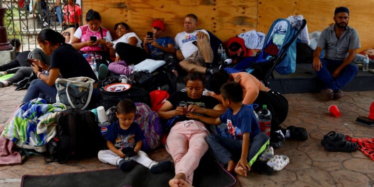 Caravana de 2.000 migrantes avanza por el sur de México hacia Estados Unidos
