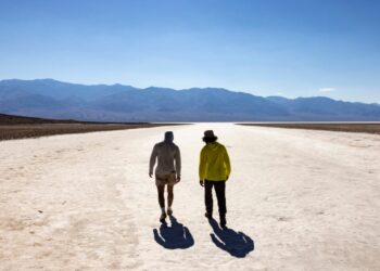 Turistas acuden al Death Valley en California pese a ola de calor letal