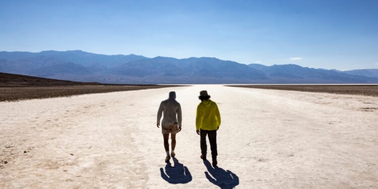 Turistas acuden al Death Valley en California pese a ola de calor letal