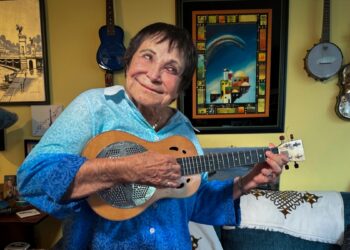 Algunos estadounidenses que trabajan a una edad avanzada rechazan llamados para que Biden se retire