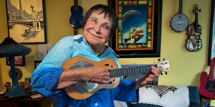 Algunos estadounidenses que trabajan a una edad avanzada rechazan llamados para que Biden se retire