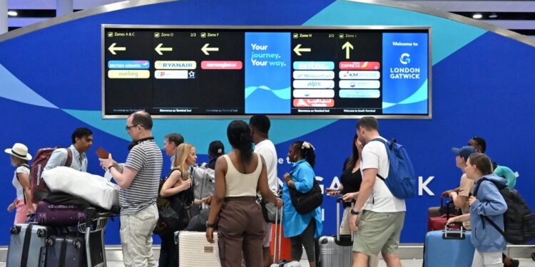 Las aerolíneas se afanan en volver a la normalidad tras un apagón tecnológico mundial