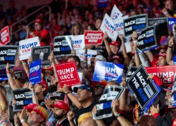 Trump culpa a Harris por migración «ilegal», mientras vicepresidenta elogia legado de Biden