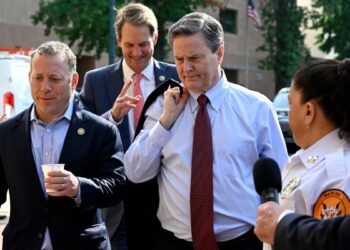 El Comité Nacional Demócrata dice que está invirtiendo 15 millones de dólares en 7 estados indecisos