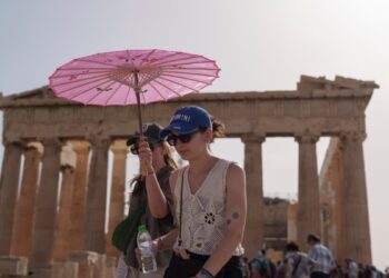 Grecia cierra la Acrópolis; ola de calor envuelve al sur de Europa