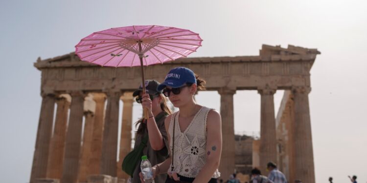 Grecia cierra la Acrópolis; ola de calor envuelve al sur de Europa