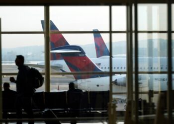 Aeropuertos de EEUU revisan a una cantidad récord de pasajeros