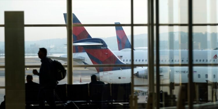 Aeropuertos de EEUU revisan a una cantidad récord de pasajeros