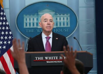 Mayorkas promete investigación profunda sobre tiroteo a Trump