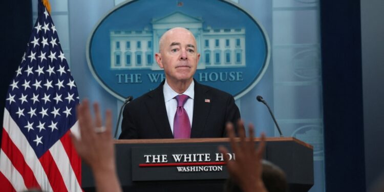 Mayorkas promete investigación profunda sobre tiroteo a Trump