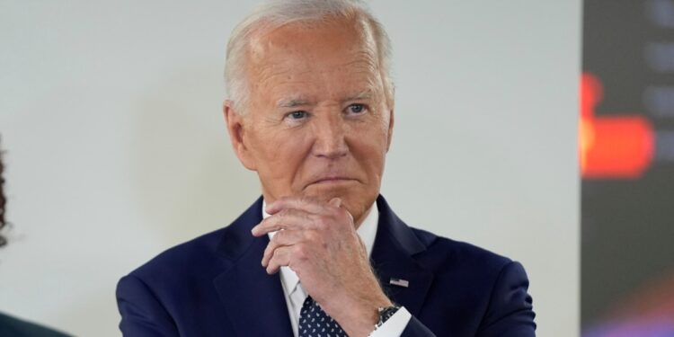 Biden promete proseguir con su candidatura, rechazando presión para dejar la campaña