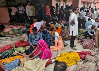 Estampida en evento religioso deja al menos 60 muertos y decenas de heridos en India