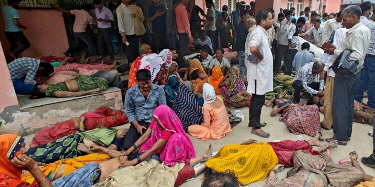 Estampida en evento religioso deja al menos 60 muertos y decenas de heridos en India
