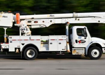 Unos 500.000 clientes en Houston seguirán sin electricidad hasta próxima semana tras paso de Beryl