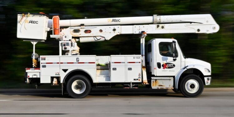 Unos 500.000 clientes en Houston seguirán sin electricidad hasta próxima semana tras paso de Beryl