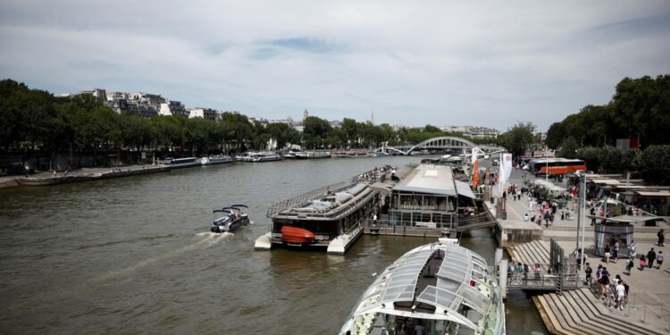 Rescatistas de animales trataban el sábado de mantener a decenas de delfines lejos de las aguas poco profundas que rodean Cape Cod.