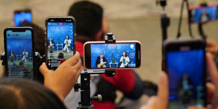 Cierra la campaña electoral. Boric rechaza idea de un baño de sangre.