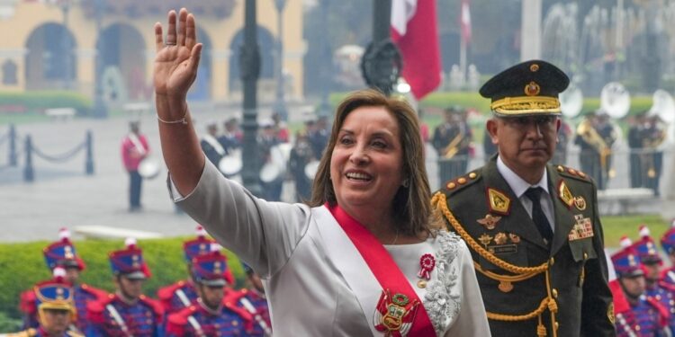 Fiscalía archiva indagación por genocidio contra presidenta de Perú, mantiene otra por homicidio