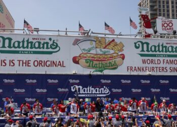 Estadounidenses se toman un descanso de la incertidumbre en el día de la Independencia