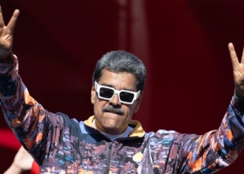 Maduro dice que el voto decidirá si hay “paz o guerra”, González Urrutia promete “reconciliación”