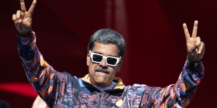 Maduro dice que el voto decidirá si hay “paz o guerra”, González Urrutia promete “reconciliación”