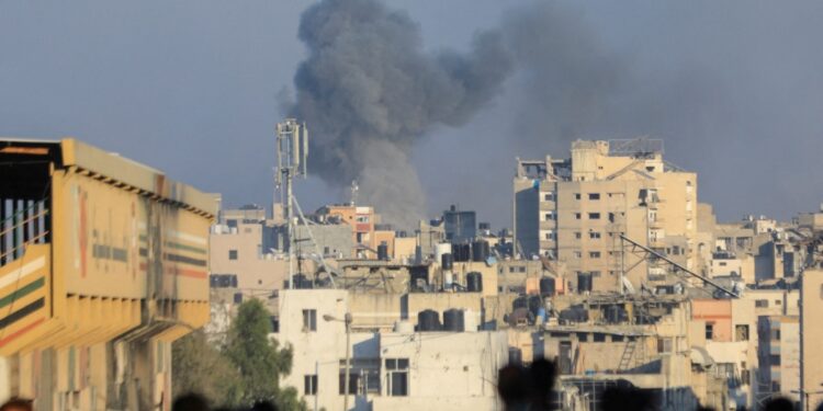 Israel amplía operación en Ciudad de Gaza; persisten obstáculos en diálogo de paz