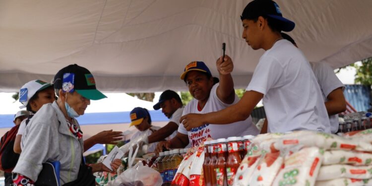 Inflación en Venezuela se desacelera, pero muchos votantes aún no pueden llegar a fin de mes