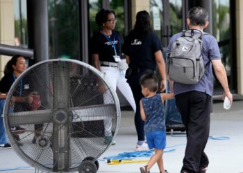 crece frustración en Houston mientras empresa eléctrica lucha por resolver apagón causado por Beryl