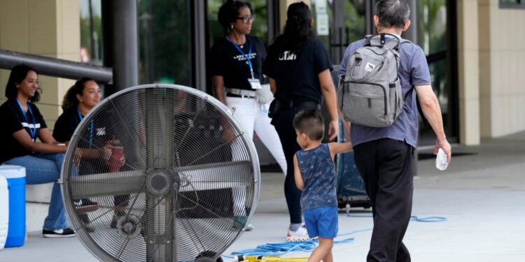 crece frustración en Houston mientras empresa eléctrica lucha por resolver apagón causado por Beryl