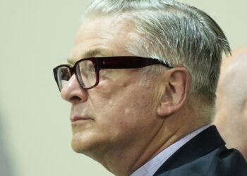 Jueza desestima cargos contra Alec Baldwin por muerte accidental en el set de «Rust»