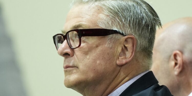 Jueza desestima cargos contra Alec Baldwin por muerte accidental en el set de «Rust»