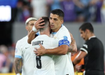 Uruguay enfrenta a un Brasil en horas bajas por el pase a semis de la Copa América